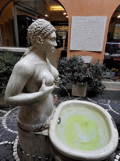 Fonte na cidade italiana de treviso, chamada fontana delle tette.