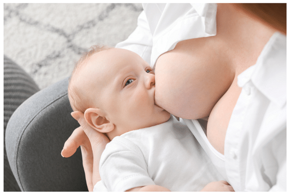 Exemplo de seios mamas grandes de uma mulher amamentando.