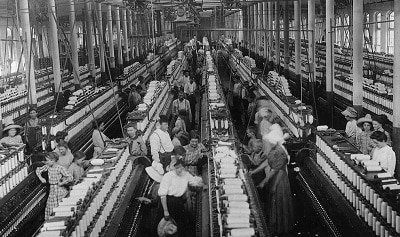 Mulheres na linha de produção das indústrias.